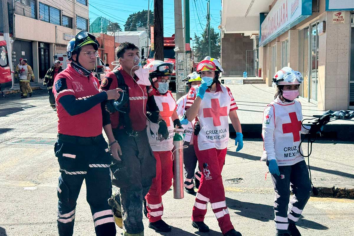 Voluntarios y paramédicos de Cruz Roja Delegación Toluca brindando ayuda a personas intoxicadas por incendio en Toluca.