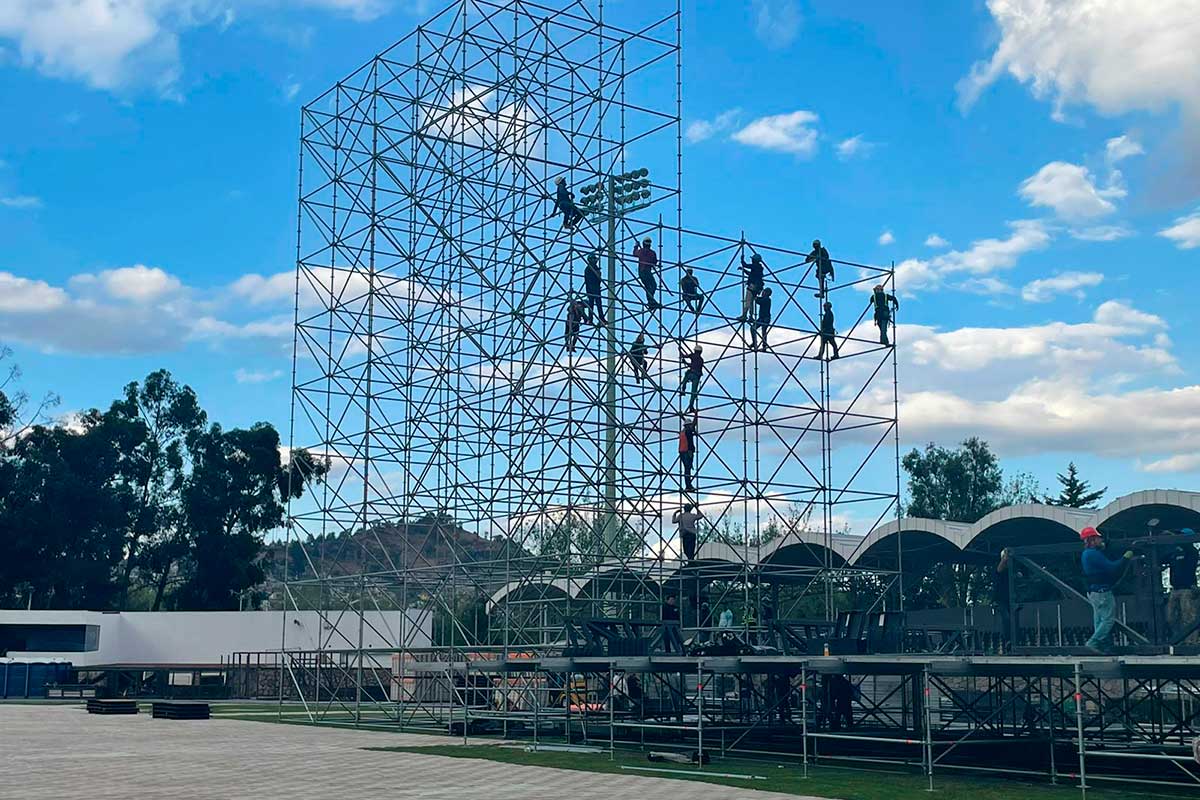 Trabajadores realizan trabajos en el Estadio de la UAEMèx para concierto.