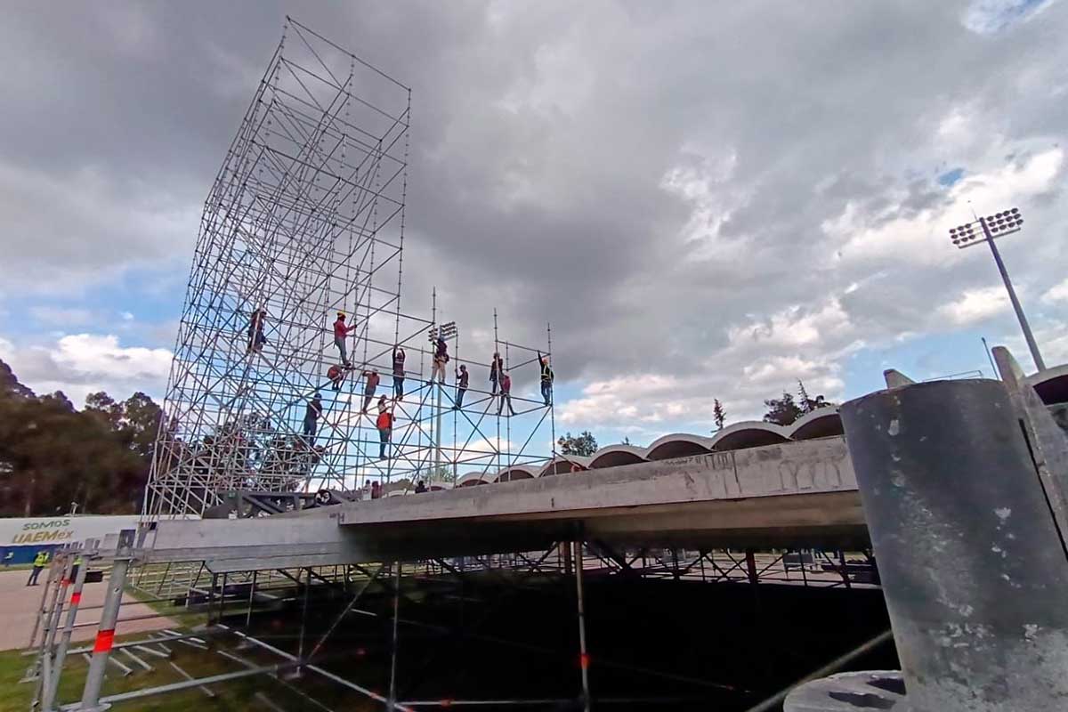 Trabajadores realizan trabajos en el Estadio de la UAEMèx para concierto.