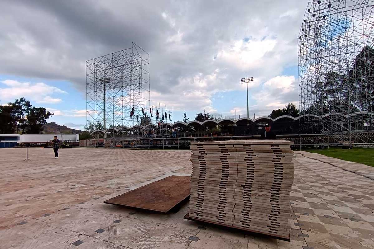 Trabajadores realizan trabajos en el Estadio de la UAEMèx para concierto.