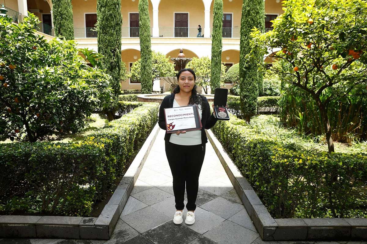 María Aneliz Vartgas egresada de la UAEMéx recibe Premio Estatal de la Juventud por su investigación científica.