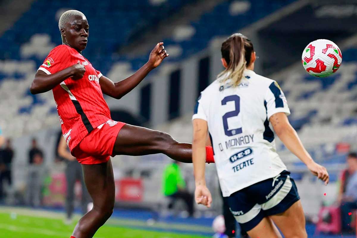 Rayadas del Monterrey triunfan ante las Diablas Rojas de Toluca.