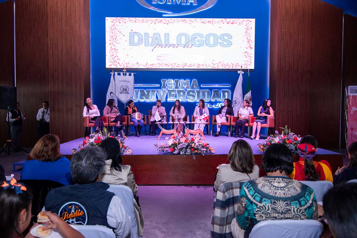 Encuentro de mujeres en la Universidad ISIMA en Toluca.