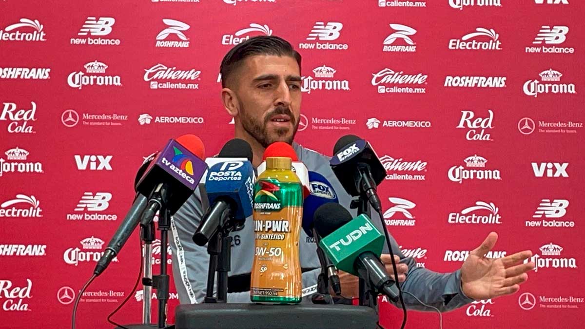 Paulinho jugador de los diablos Rojos del Toluca en conferencia de prensa.