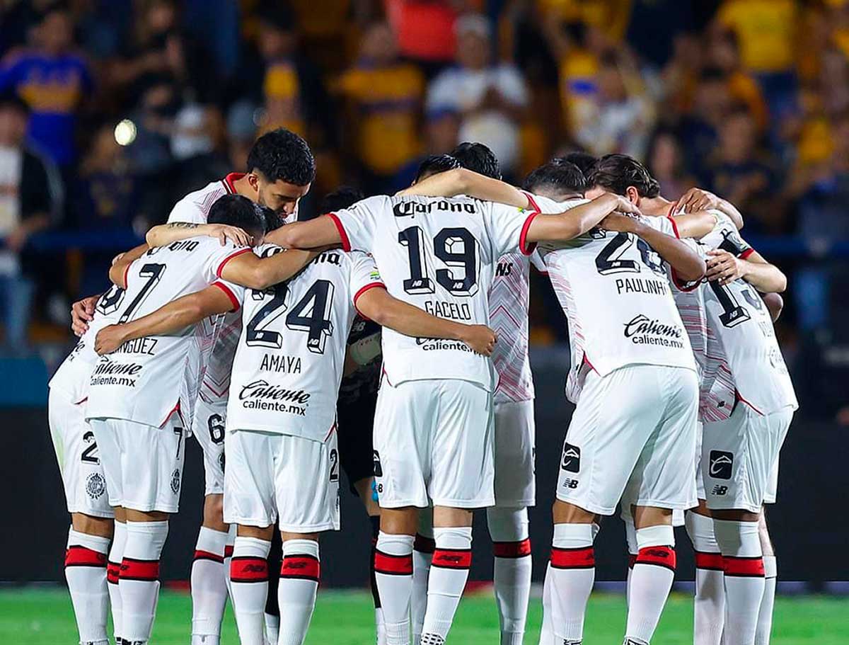 Jugadores de los Diablos Rojos del Toluca durante encuentro de Fútbol con los Tigres.