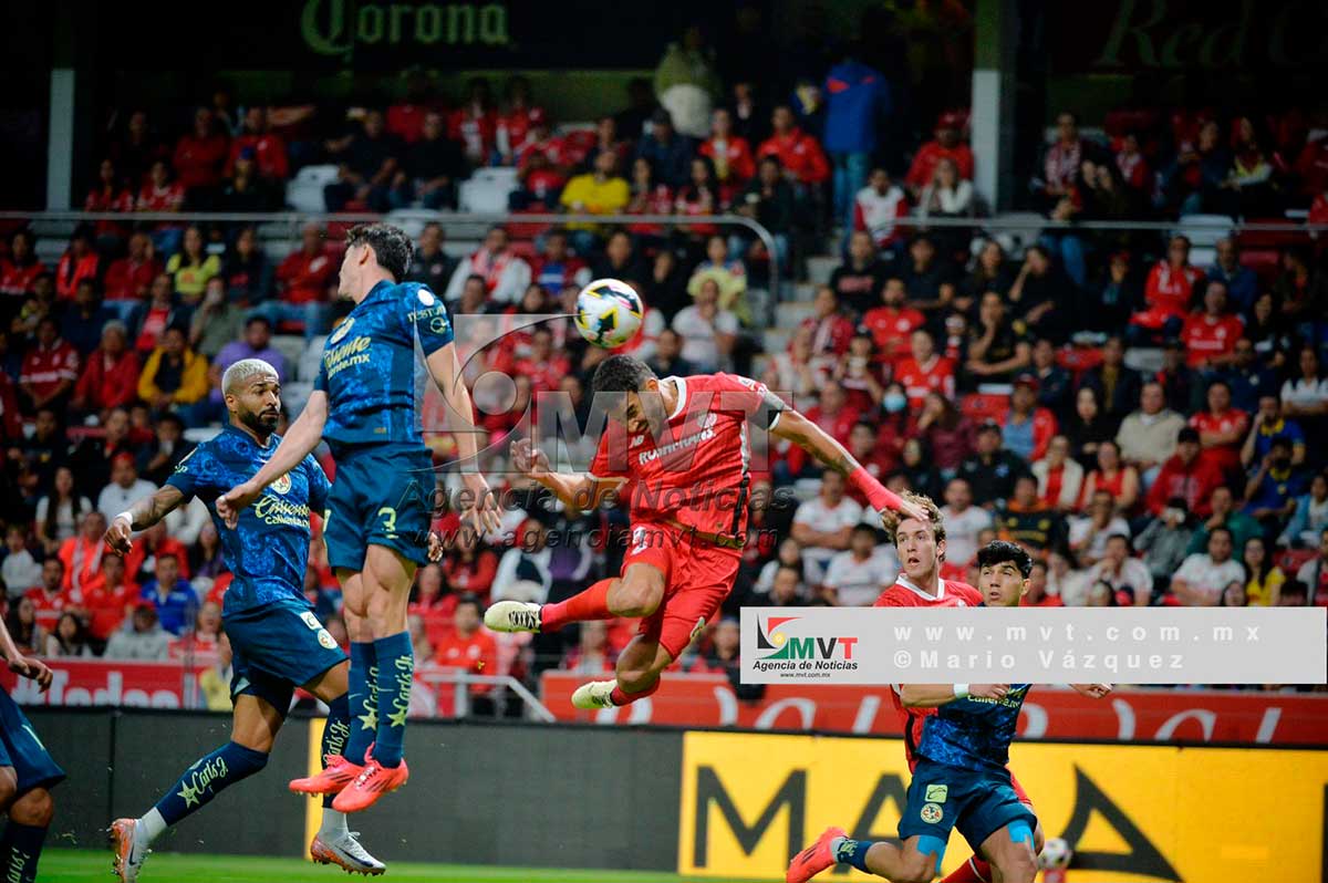Partido de fútbol de los Diablos Rojos del Toluca contra Las Águilas del Amércia en el Nemesio Diez.
