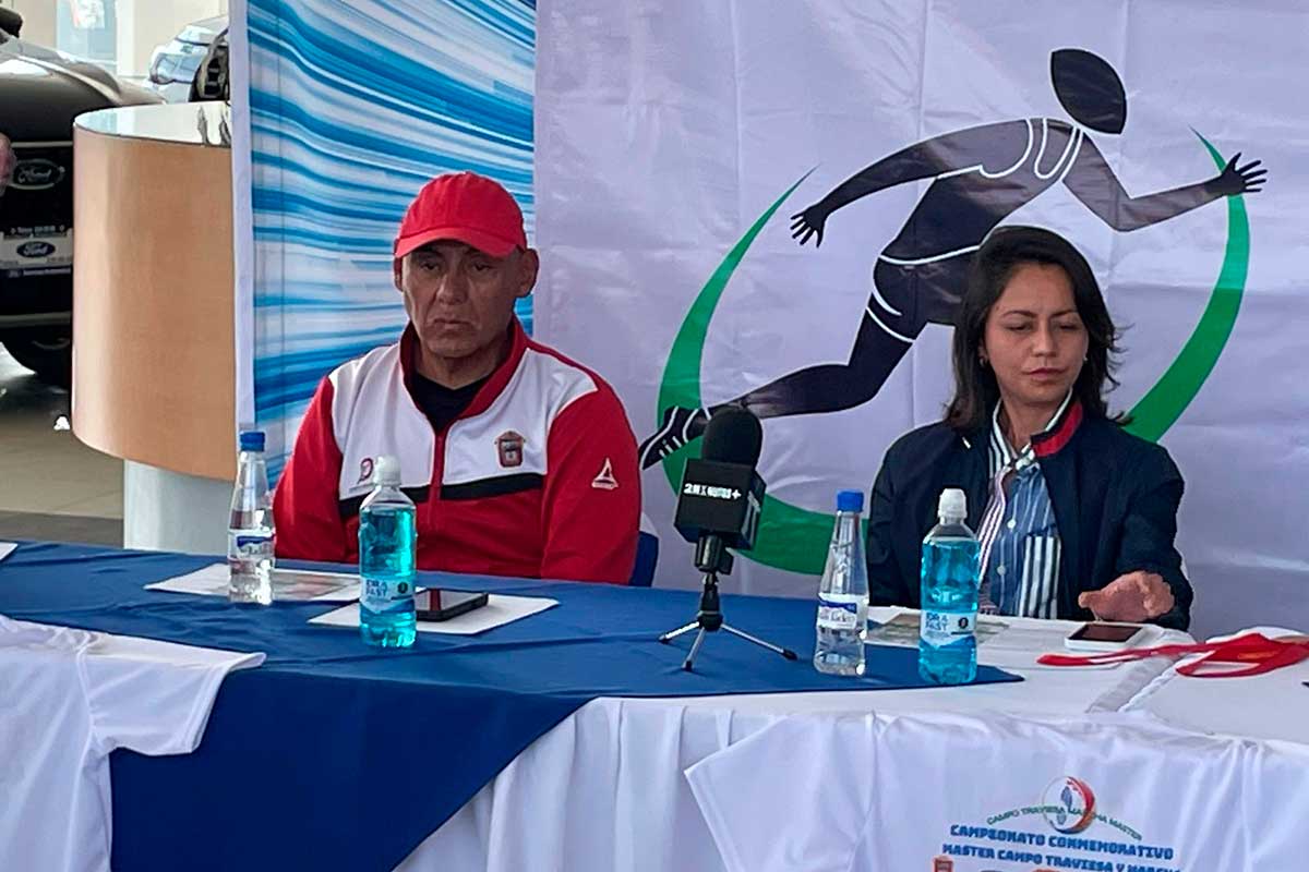 Conferencia de prensa donde anuncian el Campeonato Conmemorativo Máster de Campo Traviesa y MArcha en Toluca.