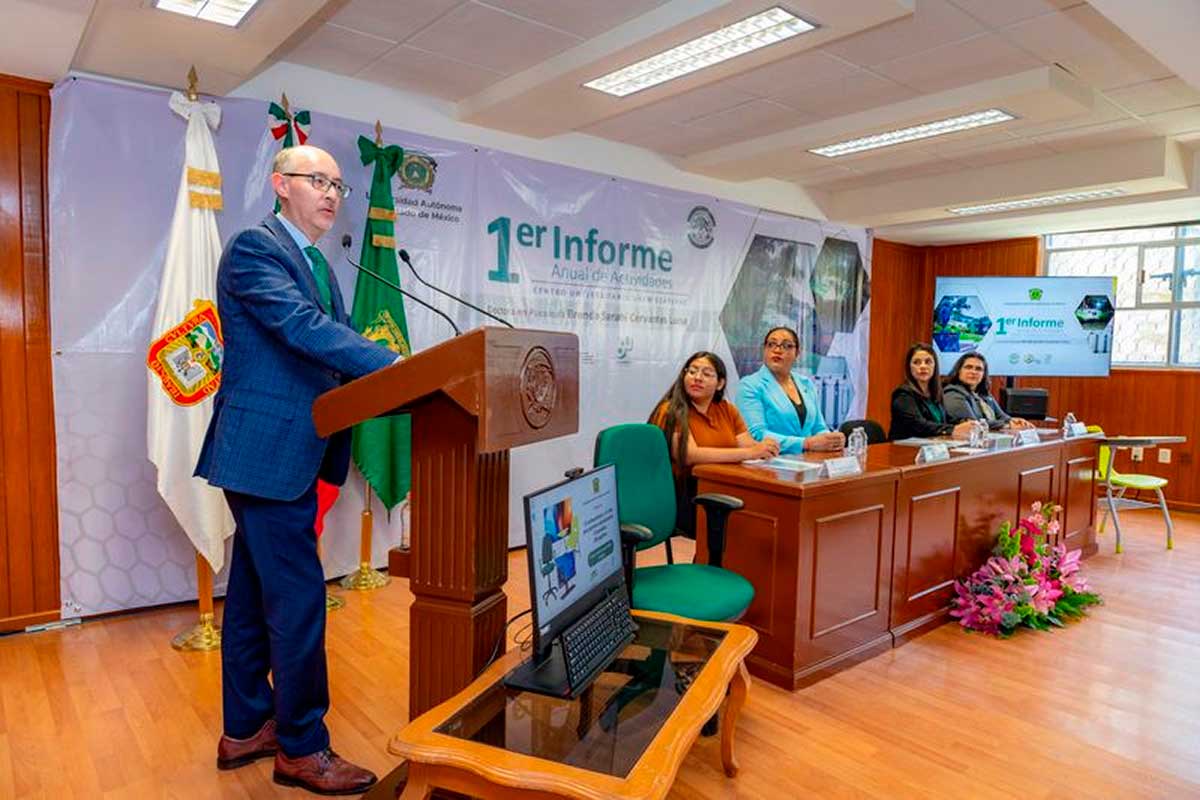 El rector Carlos Eduardo Barrera Díaz en entrega de equipo tecnológico a UAEMéx Ecatepec.
