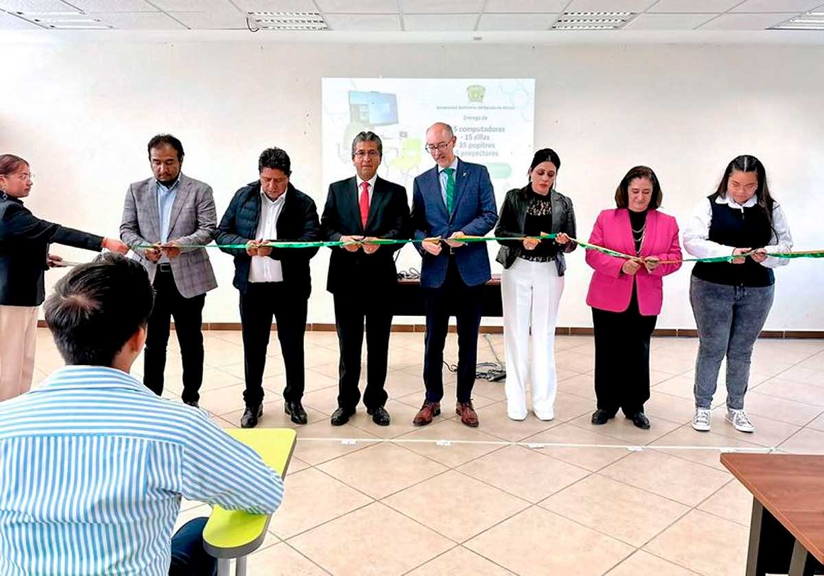 El rector de la UAEMéx en evento de entrega de equipo tecnológico en Huehuetoca.