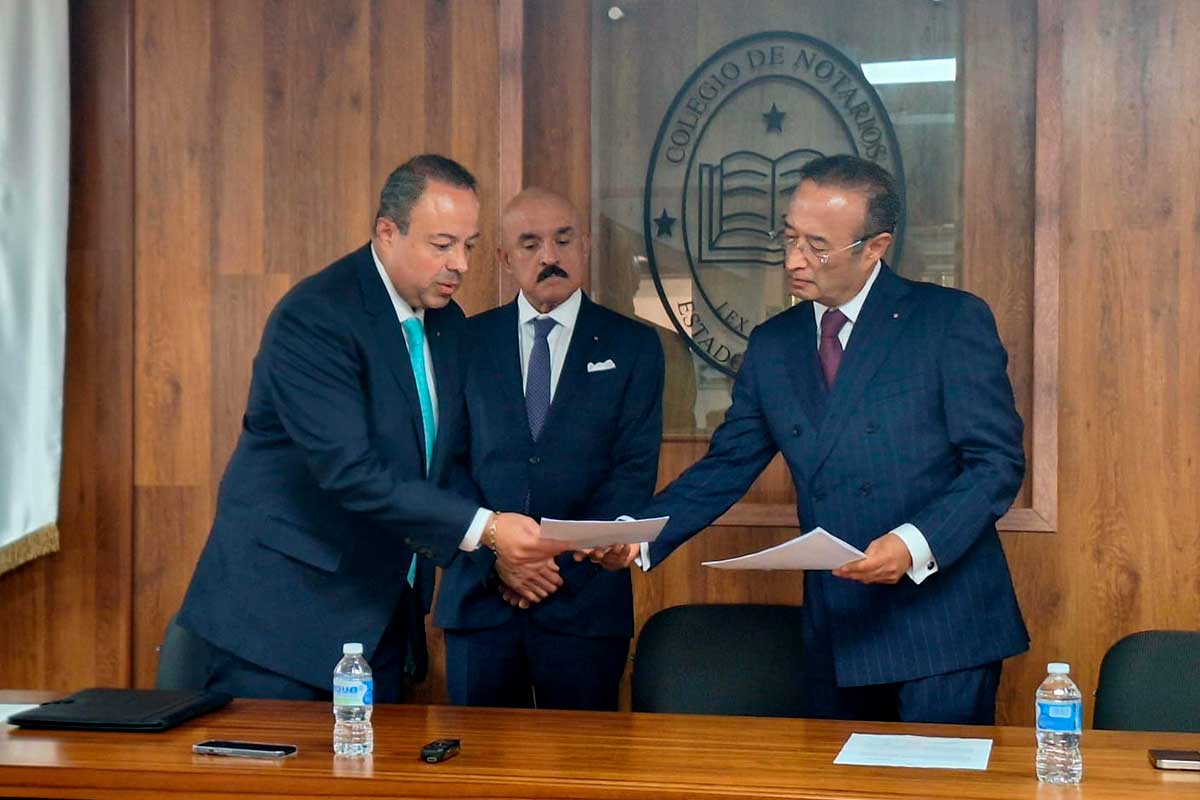 Víctor Humberto Benítez González se registra como candidato a la presidencia del Colegio de Notarios del Estado de México