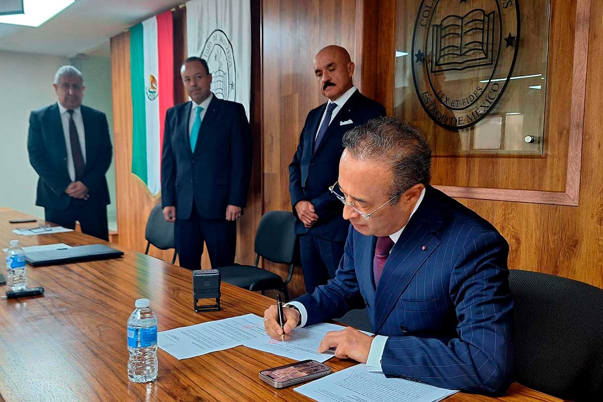 Víctor Humberto Benítez González firamando su candidatura a la presidencia del Colegio de Notarios del EdoMéx.
