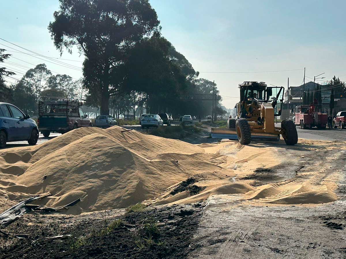 Tráiler cargado de maíz vuelca en la Toluca - Atlacomulco.