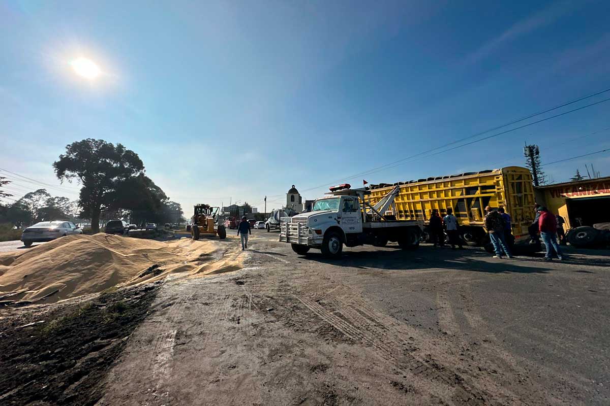 Vuelca tráiler cargado de maíz en la carretera Toluca-Atlacomulco y afecta tránsito matutino