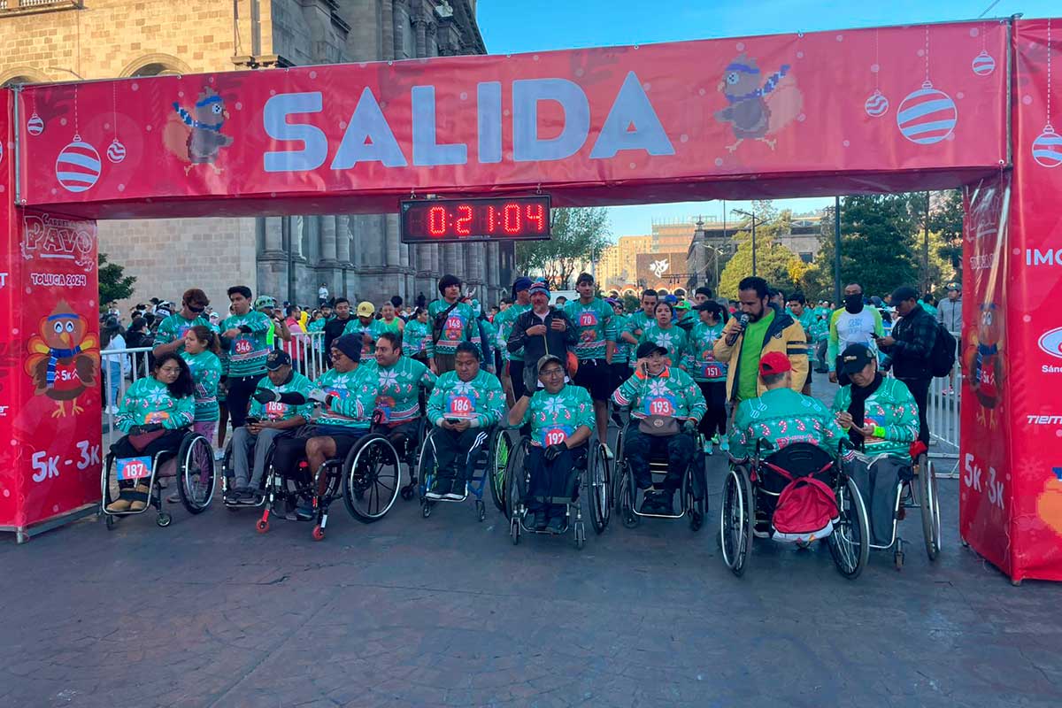 Corredores discapacitados en competencia en Toluca.