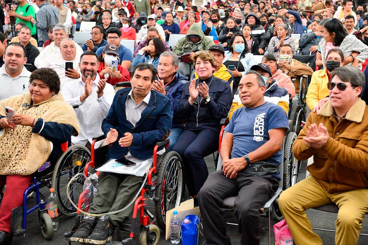 La gobernadora del EdoMéx Delfina gómez álvarez en evento con personas con discapacidad.