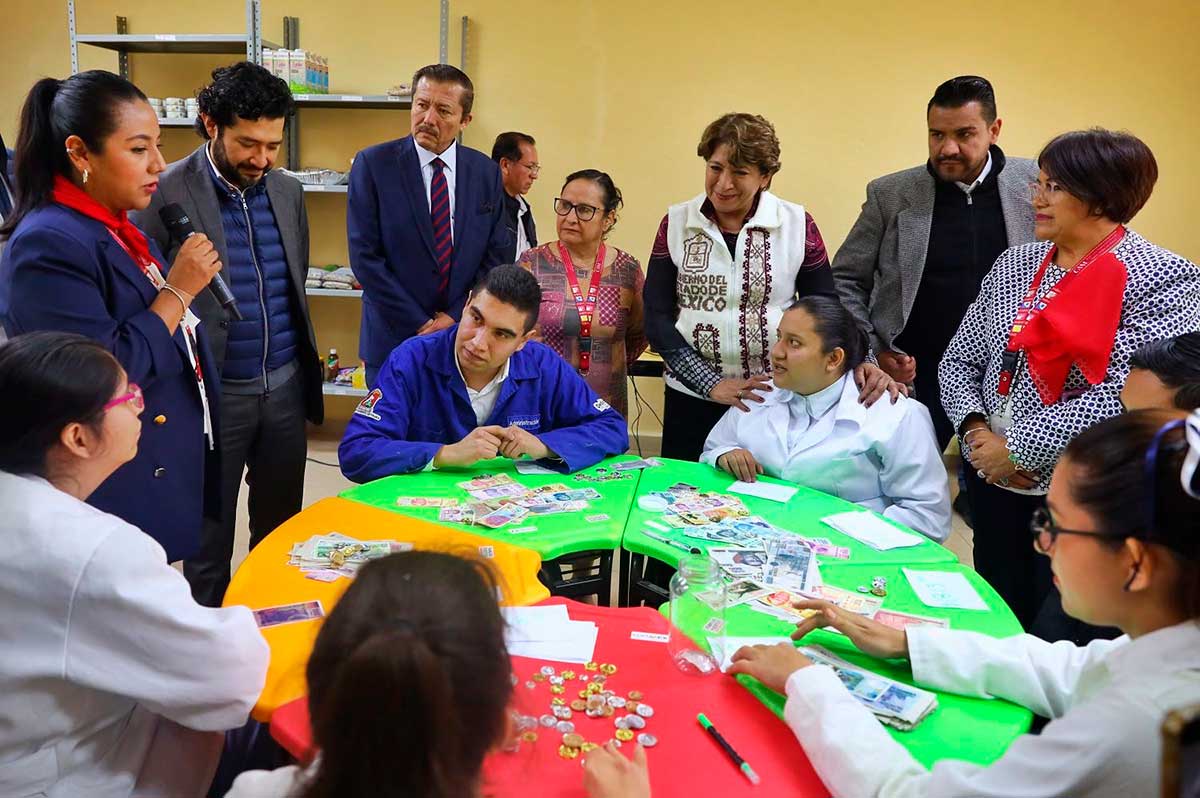La gobernadora del EdoMéx Delfina gómez álvarez en evento con personas con discapacidad.