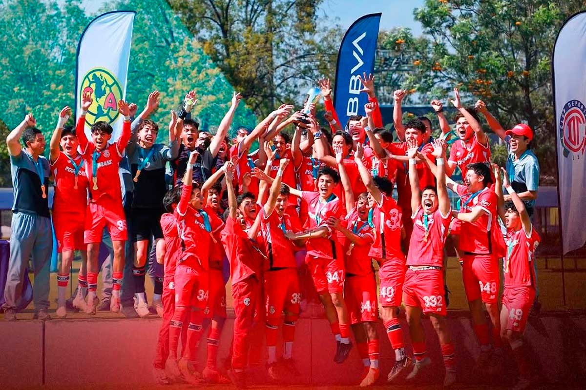 El equipo de fútbol juvenirl del Toluca gana el Torneo Apertura 2024.
