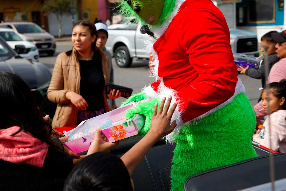 Jorge Trujano El "Grinch" de Metepecx da regalos a niños en Metepec y Toluca.