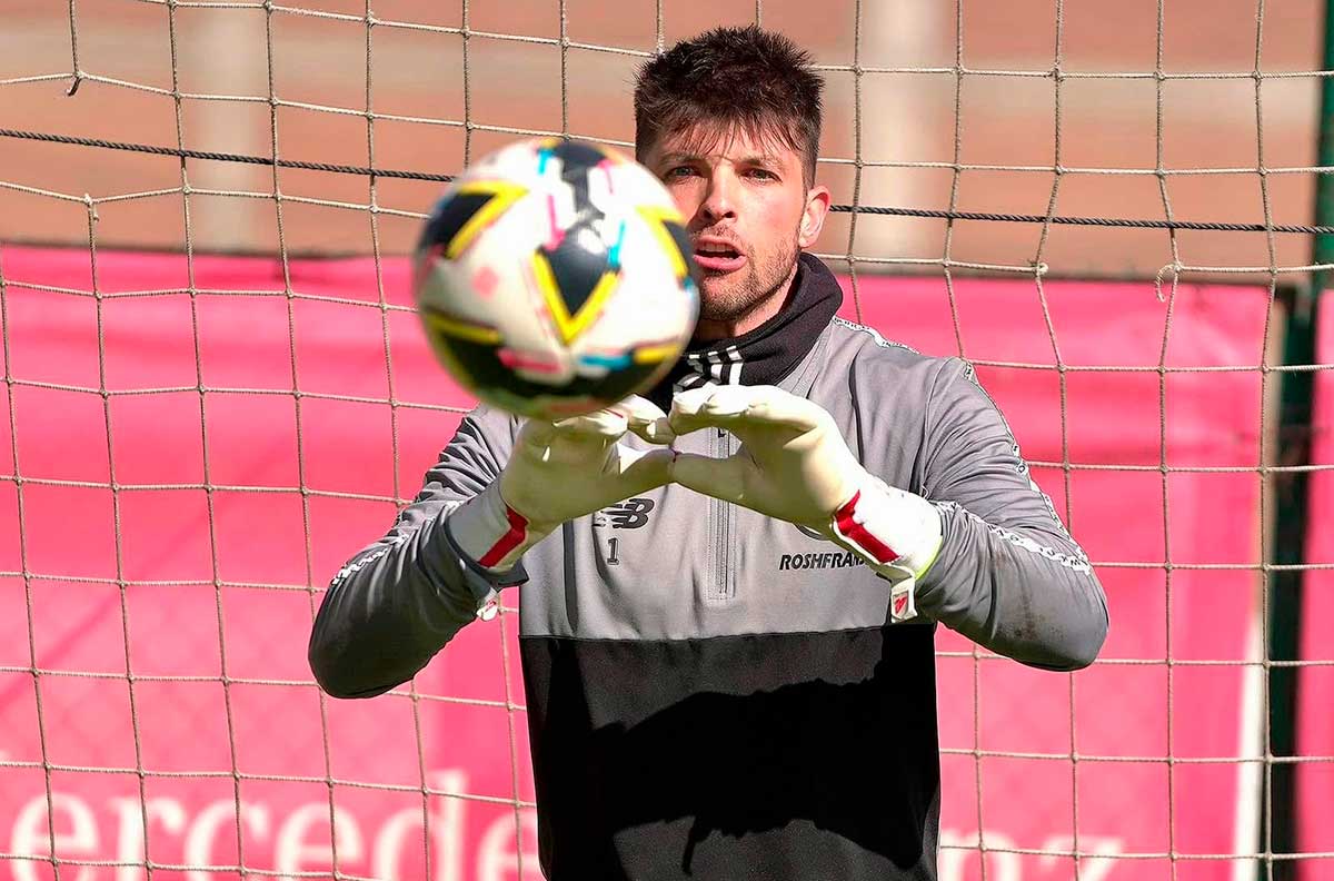Jugador de los diablos Rojos del Toluca entrenando para el Torneo Clausura 2025.