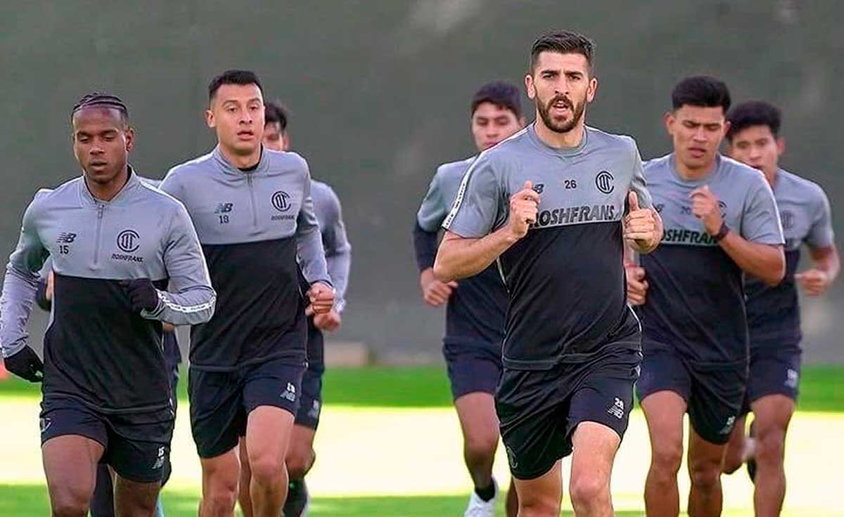 Jugadores de los diablos Rojos del Toluca entrenando para el Torneo Clausura 2025.