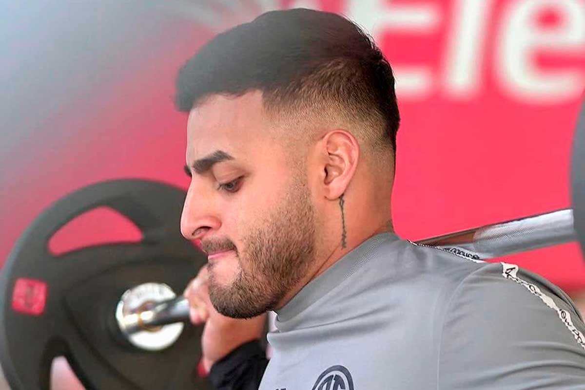 Jugador de los diablos Rojos del Toluca entrenando para el Torneo Clausura 2025.