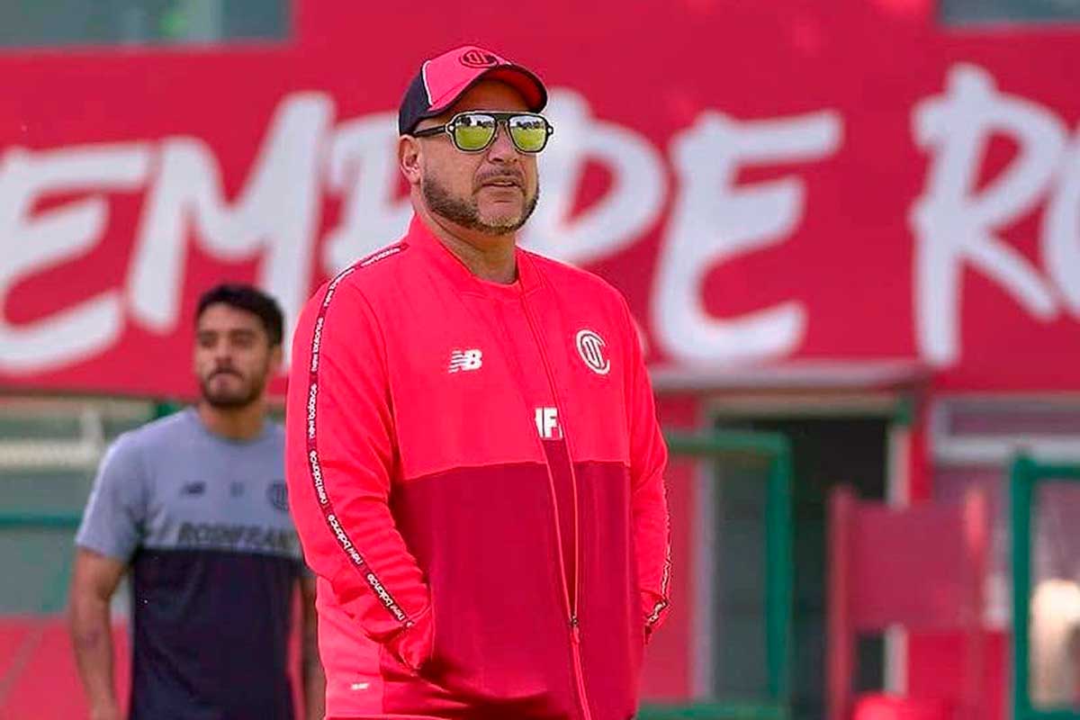 Antonio Mohamed entrenador de los diablos Rojos del Toluca.