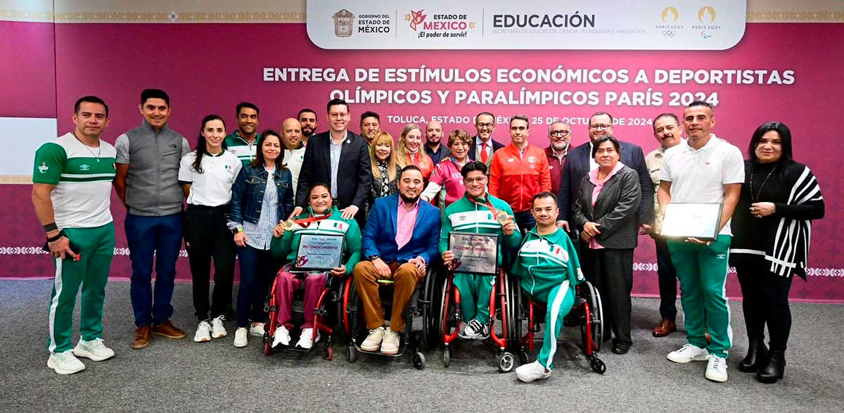 El gobierno del edoméx garantiza Becas Deportivas para el 2025. En la foto Delfina Gómez con atlétas.