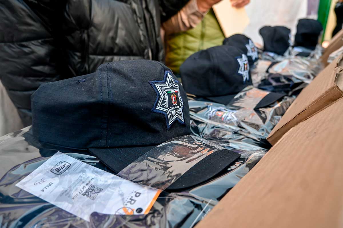Nuevos uniformes a elementos de seguridad de Toluca.