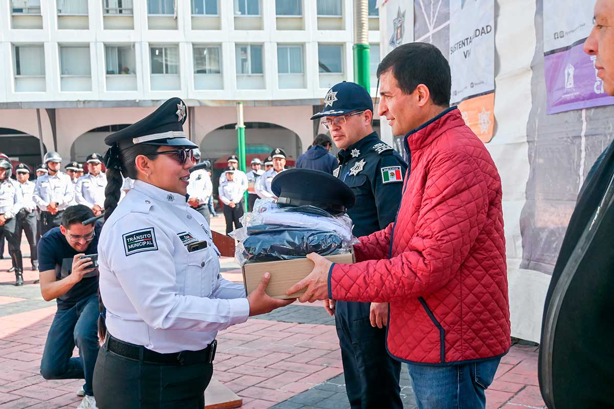 El presidente municipal entrega nuevos uniformes a los elementos de seguridad de Toluca.