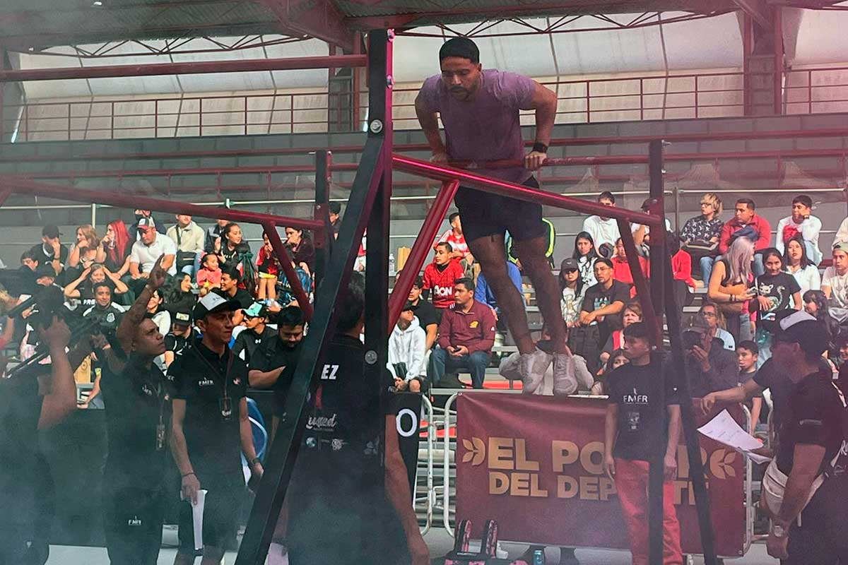 Atleta en el Cuarto Encuentro Internacional de Calistenia en Zinacantepec.