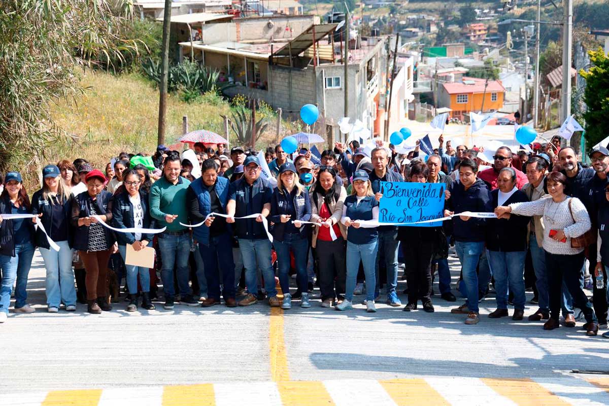 La presidenta municipal de Huixquilucan con vecinos de las comunidades.