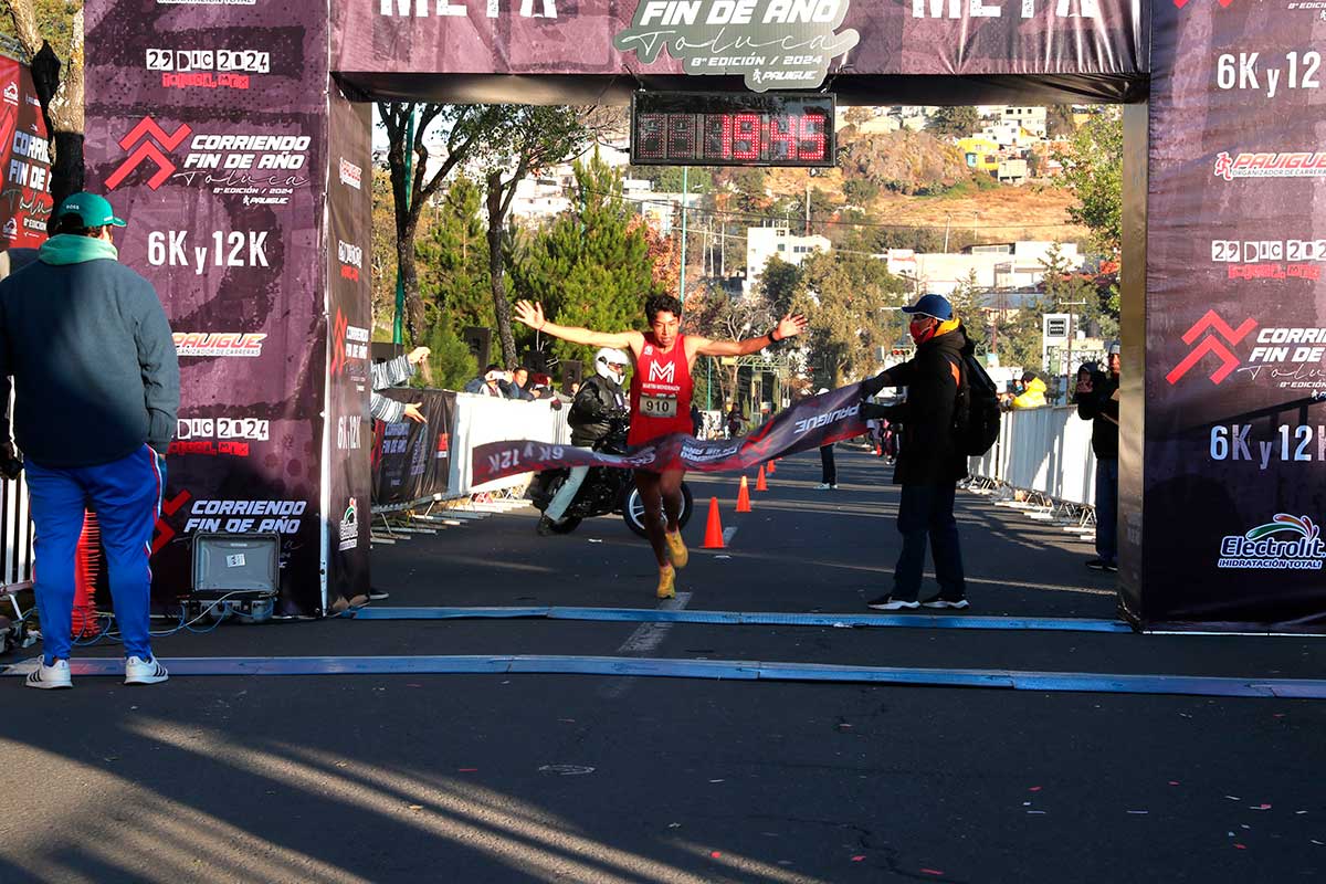 Participantes de la carrera Corriendo Fin de Año Toluca 2024.