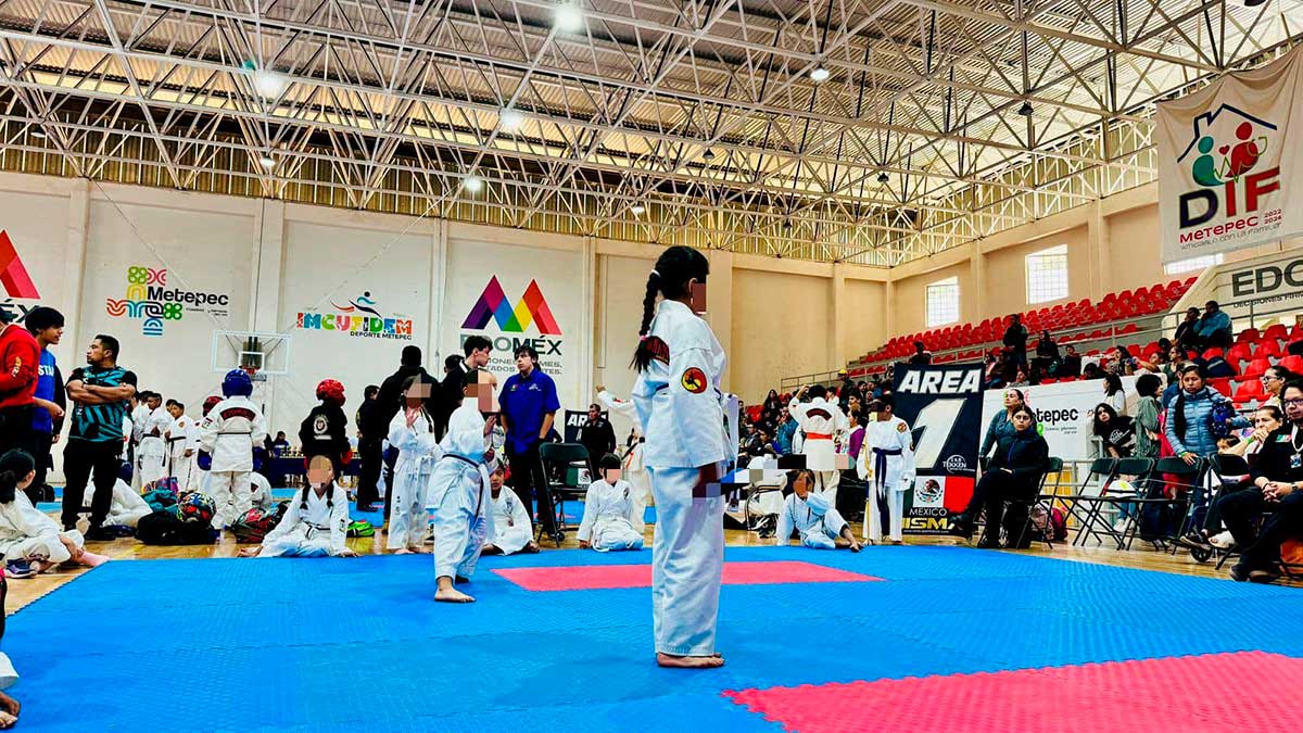 Niña practicando artes marciales en Metepec.