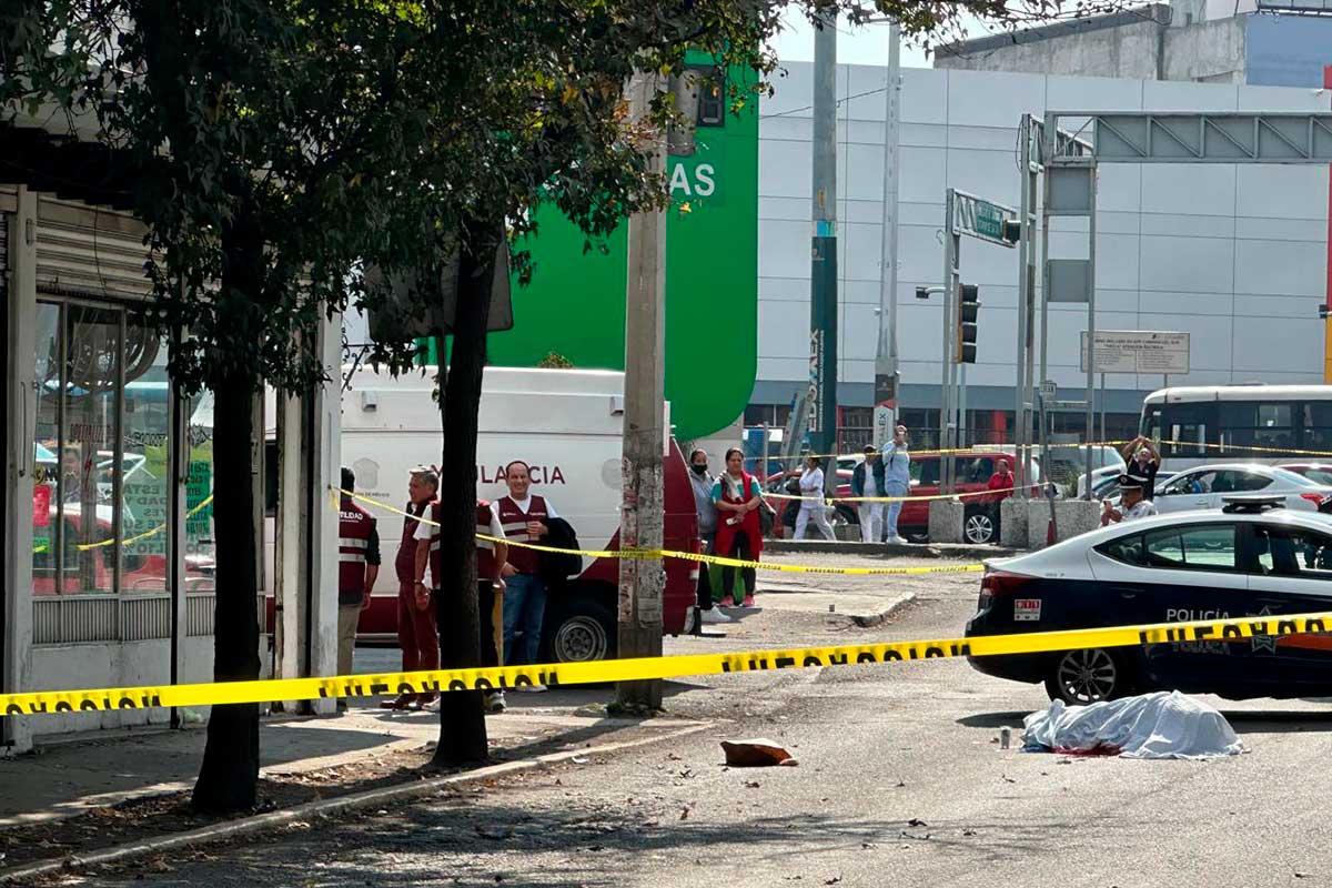 Mujer es embestida por camión en Paseo Tollocan de Toluca.