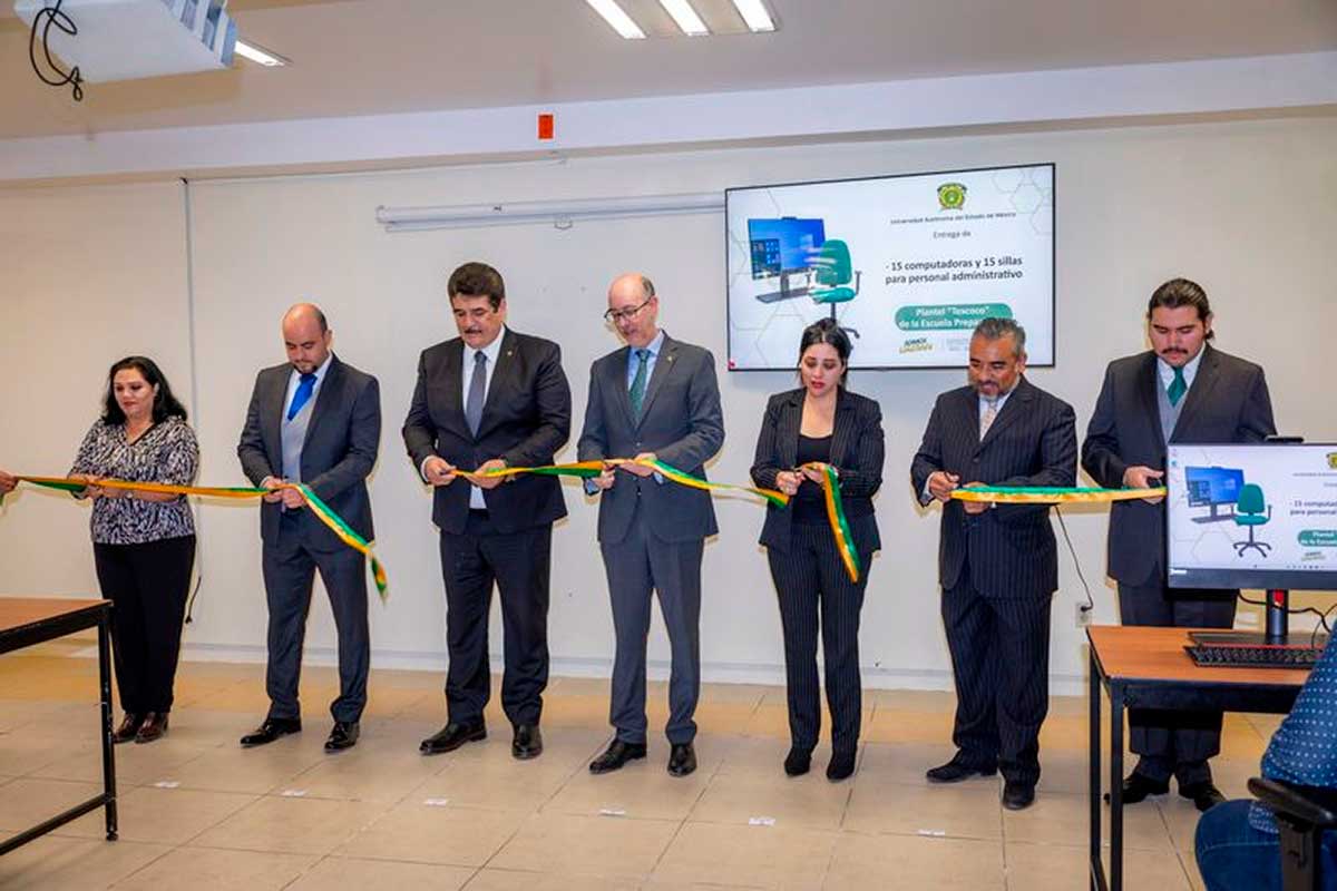 Rector de la Universidad inaugurando un área del plantel de preparatoria en Texcoco.