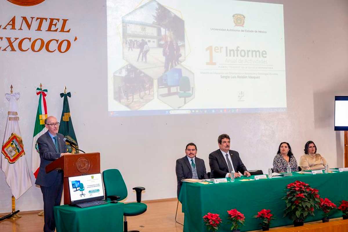 Discurso del rector de la universidad en el plantel de preparatoria en Texcoco.