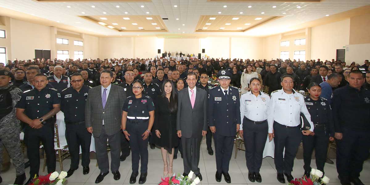 Juan Maccise homenajeando a los Policías de Toluca.