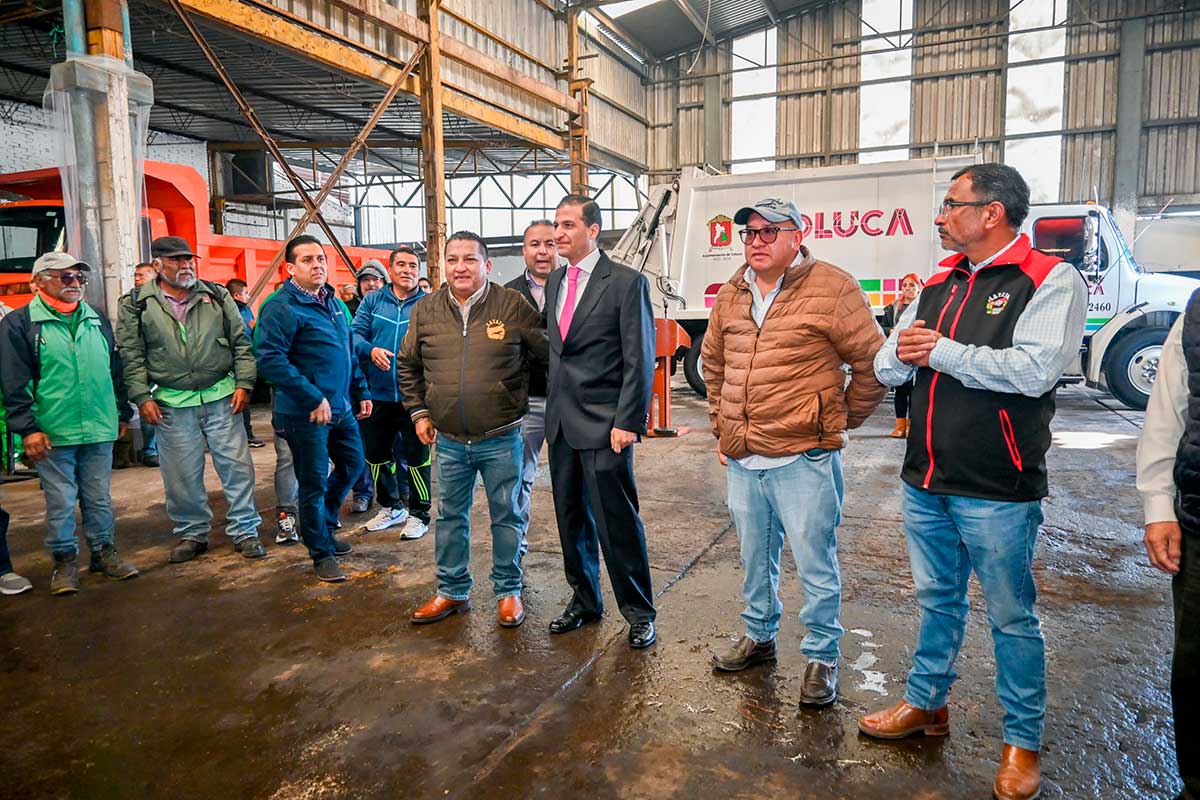 El presidente municipal de Toluca con trabajodores de servicios públicos.