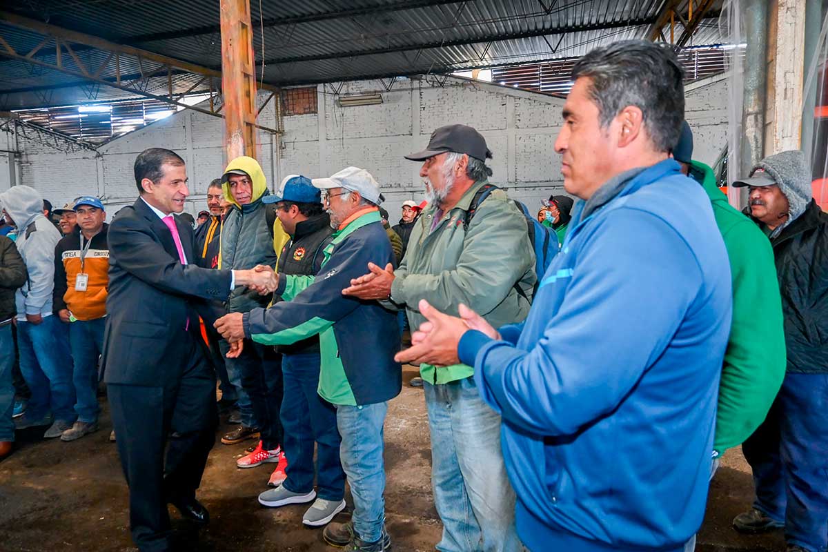 El presidente municipal de Toluca con trabajodores de servicios públicos.