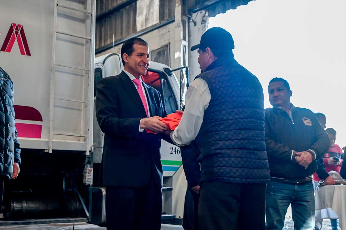 Juan Maccise saludando y reconociendo la labor de empleados de servicios públicos.