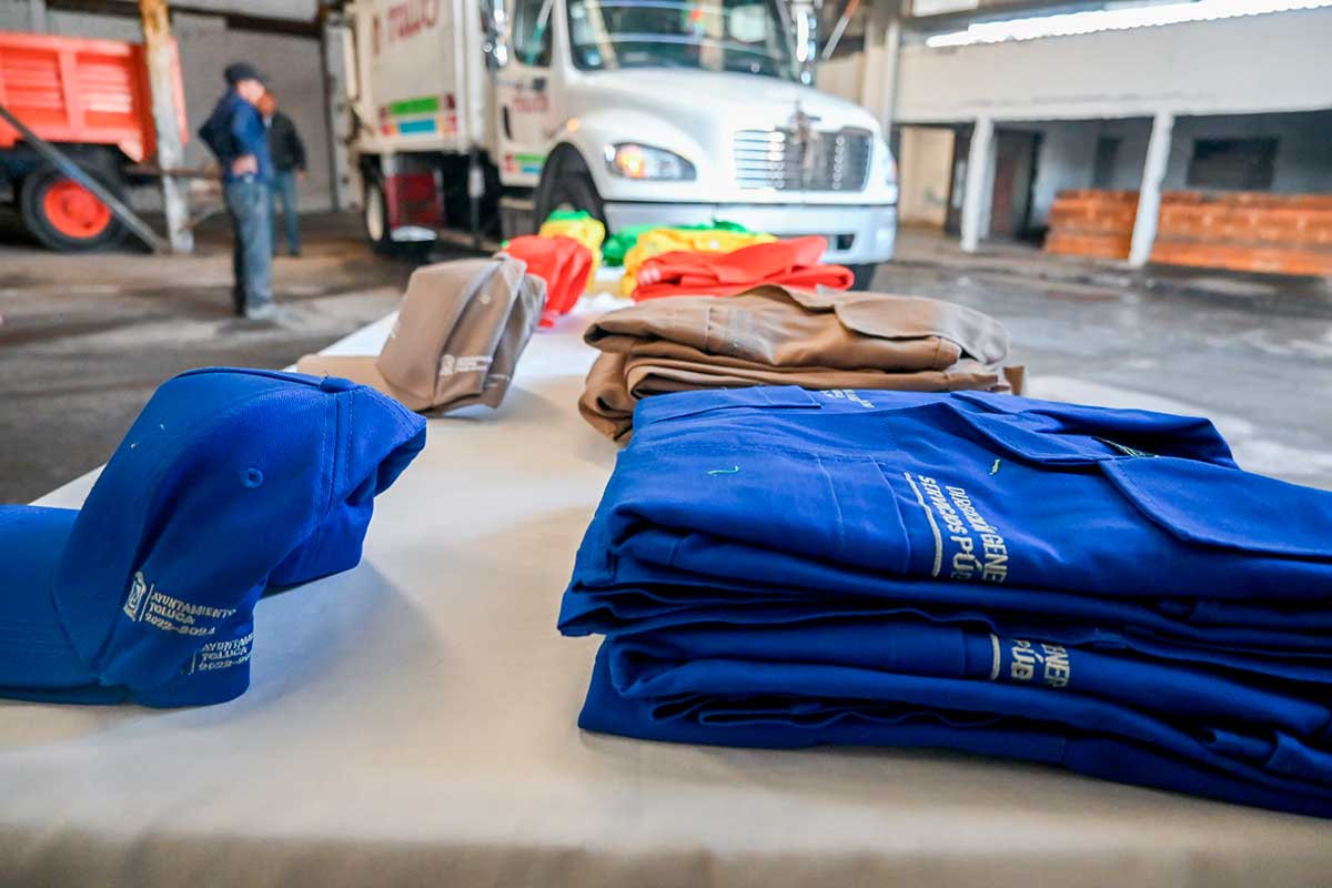 Más de mil uniformes entregados a empleados de servicios públicos de la ciudad.