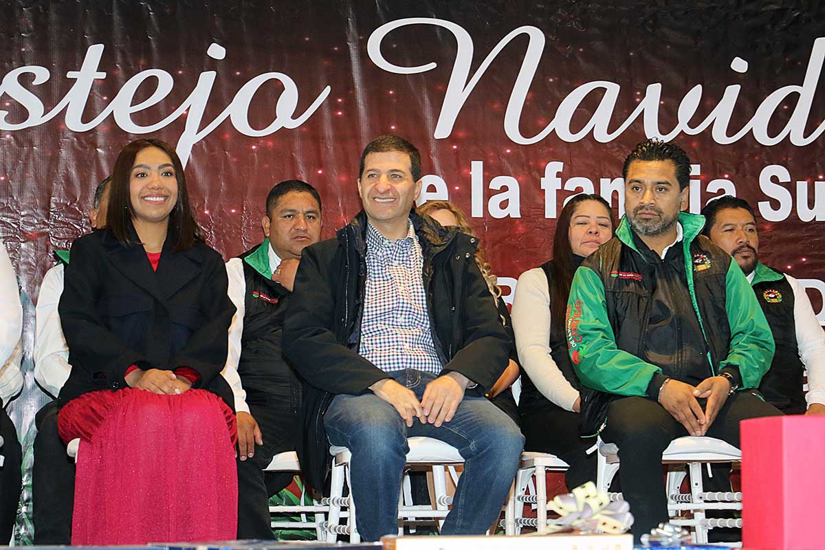 El Presidente Municipal Juan Maccise reconoce a sus trabajadores.
