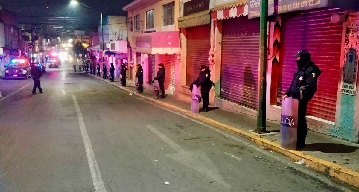 Operativo en Toluca para evitar el comercio ambulante en época decembrinas.
