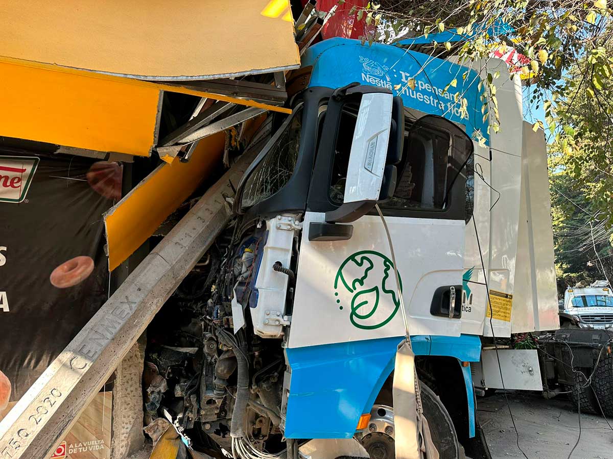 Tráiler choca contra tienda Oxxo en Metepec y deja cuantiosos daños
