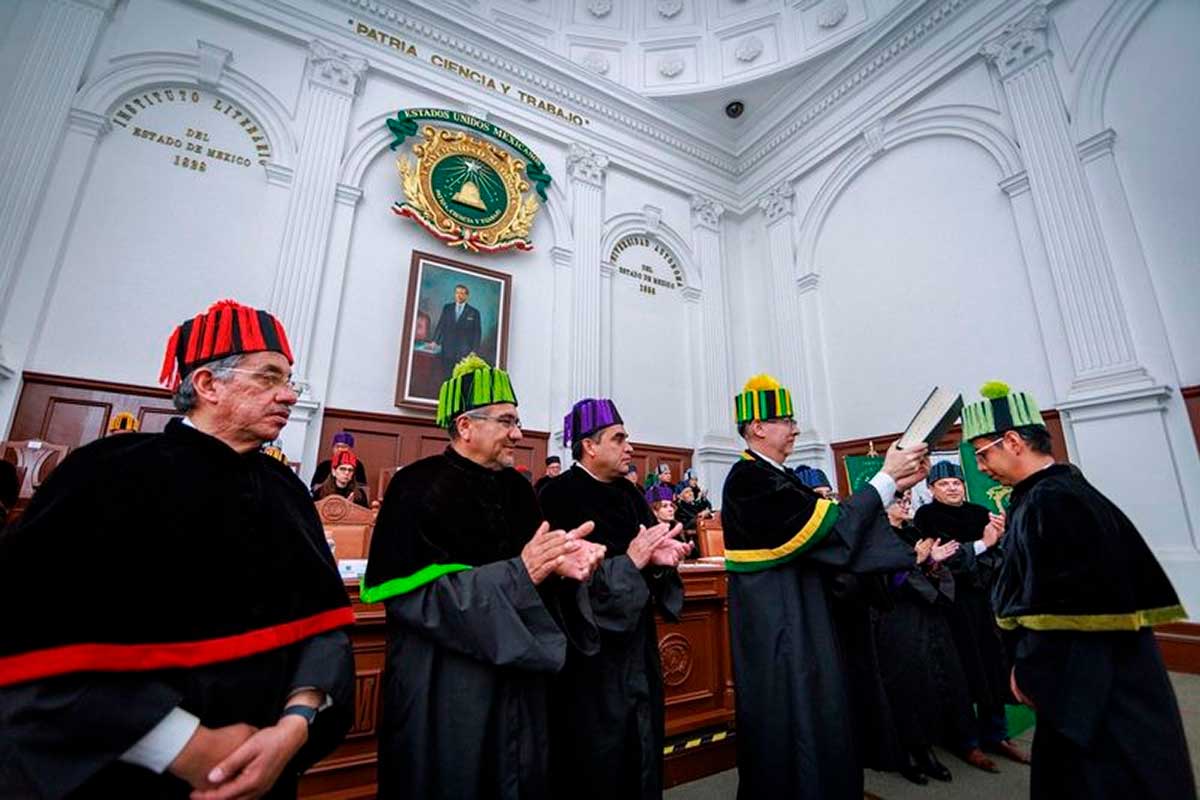 Ceremonia de entrega de grados en la UAEMéx.