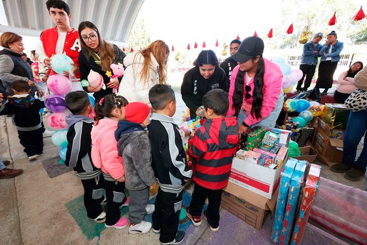 Estudiantes y comunidad de la UAEMéx realizando donaciones por el invierno a comunidad de Atlacomulco.