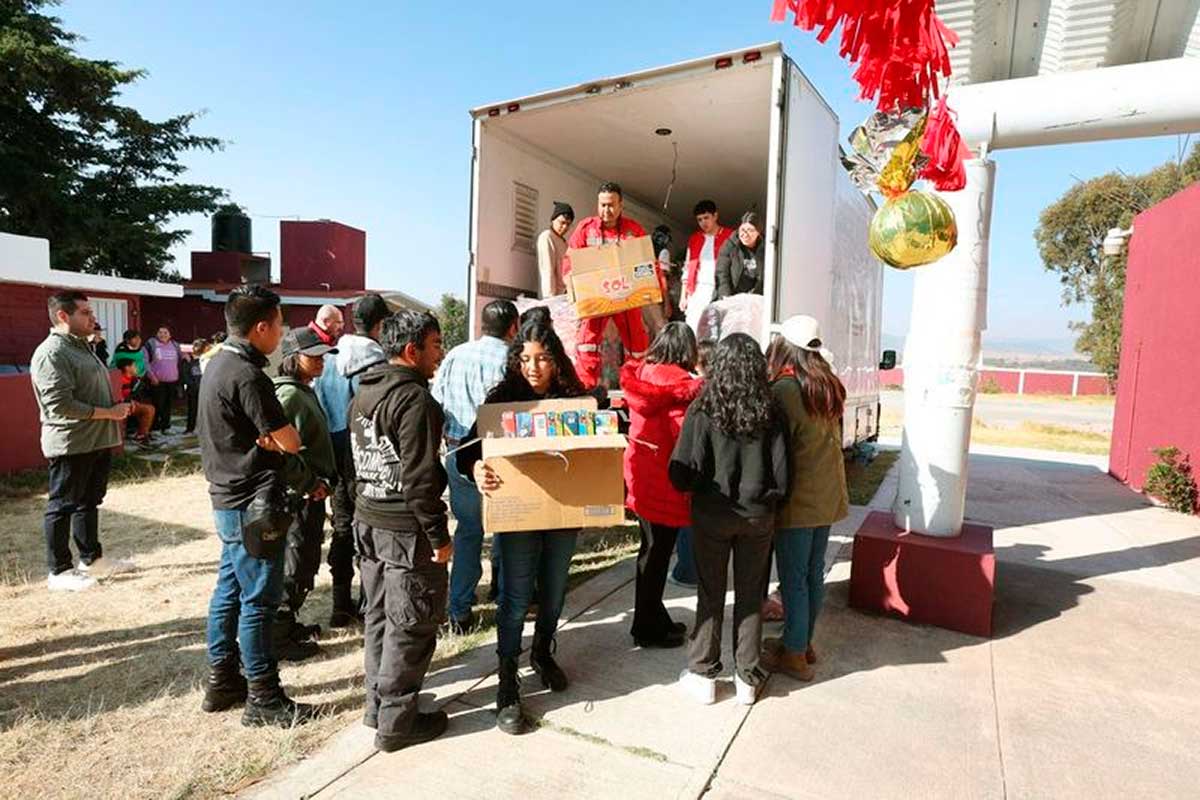 Estudiantes y comunidad de la Universidad realizando donaciones por el invierno a comunidad de Atlacomulco.