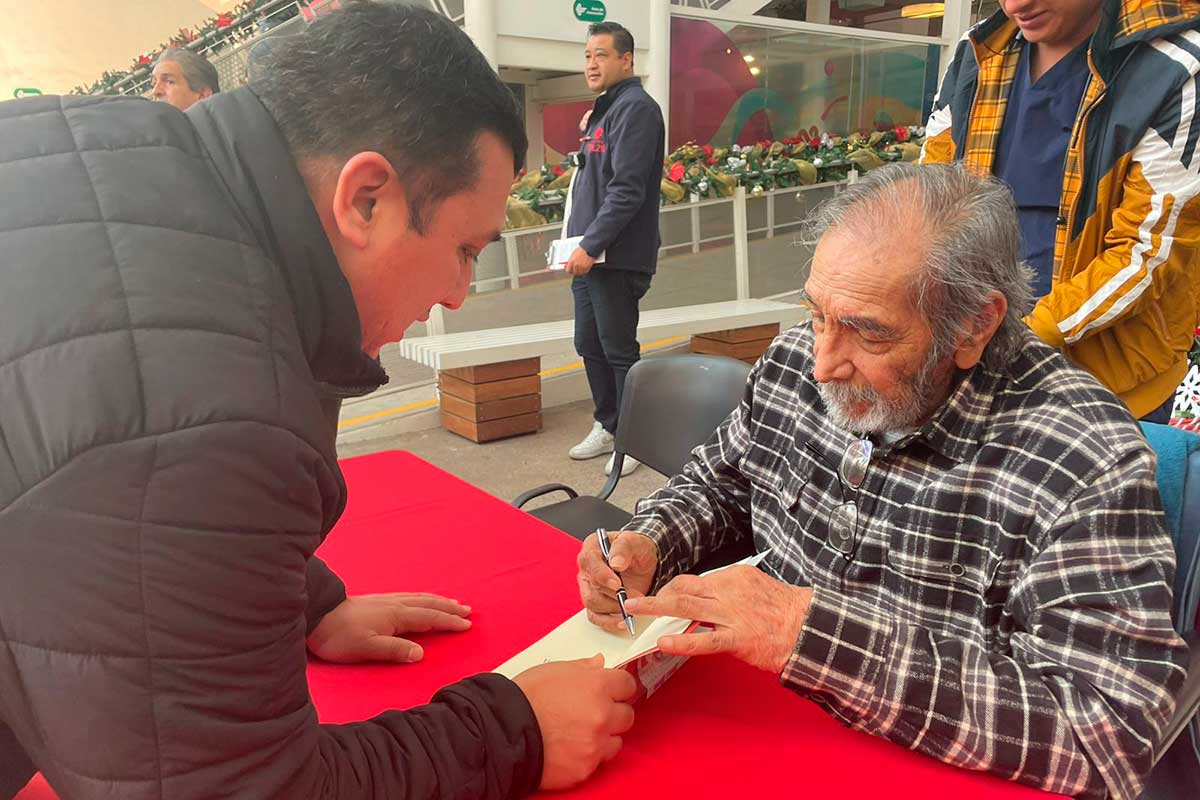 El "Diablo Mayor", Vicente Pereda en firma de su presentación de libro.