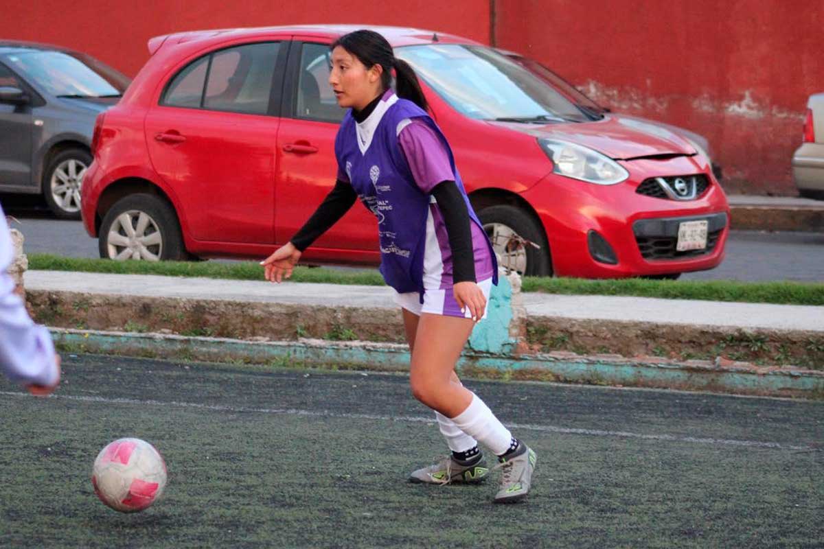 jugadora de fútbol femenil Artesanos FC de Metepec.