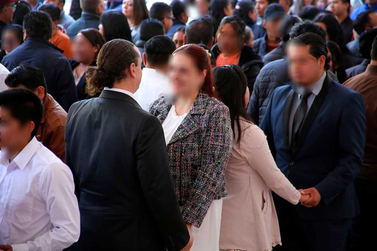 Parejas en Bodas Comunitarias organizadas por el DIF municipal.
